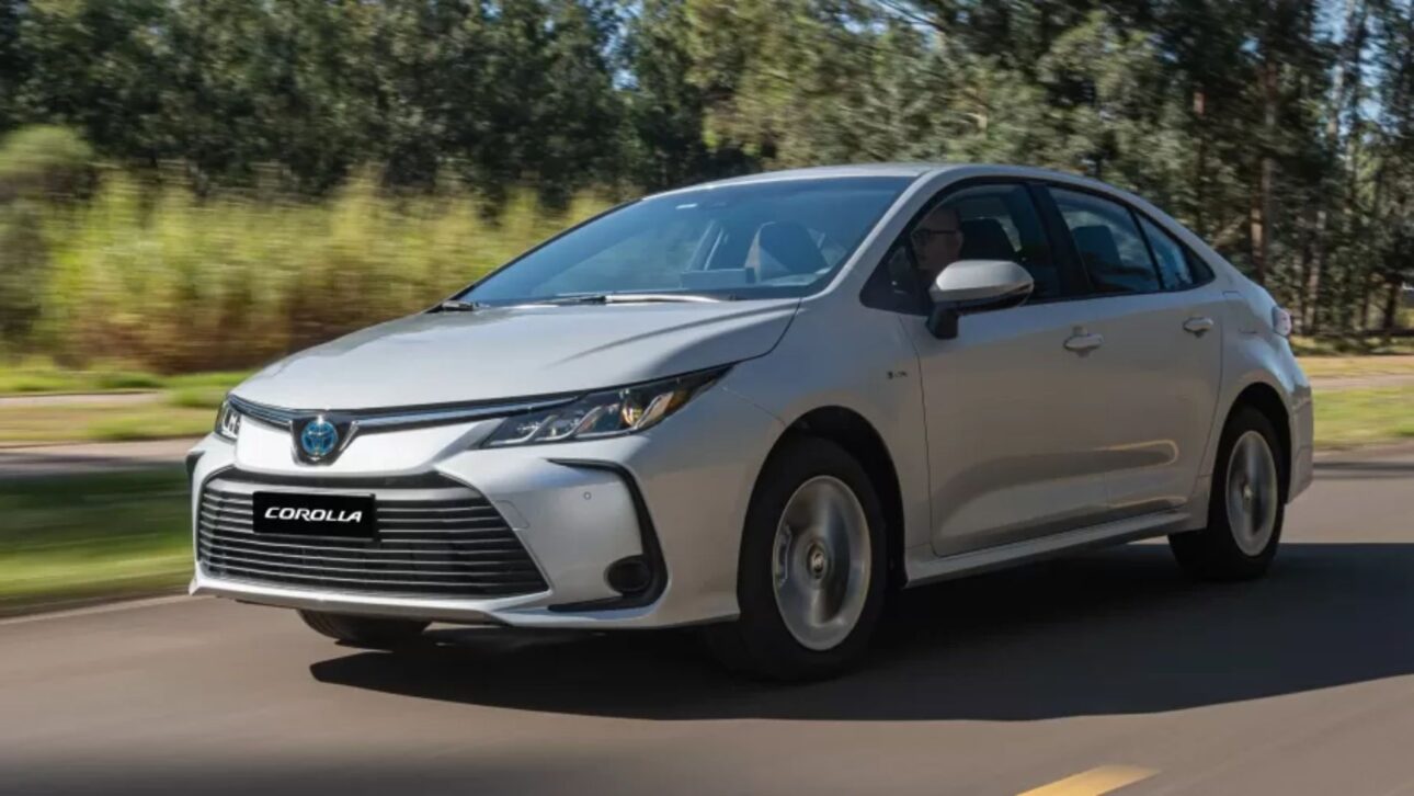 Toyota lanza Corolla GLi Hybrid con motor híbrido flex, consumo de 17,5 km/l, paquete ADAS de seguridad y garantía de hasta 10 años.