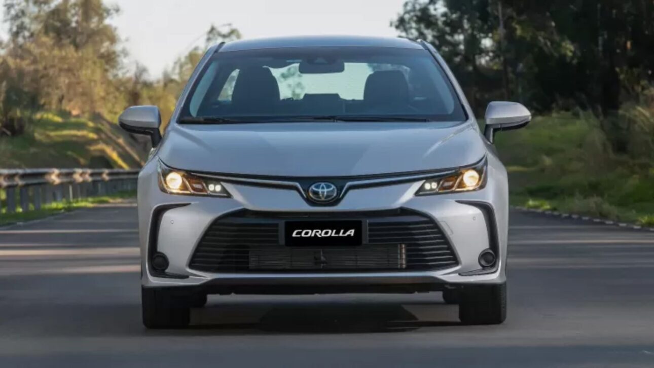 Toyota lanza Corolla GLi Hybrid con motor híbrido flex, consumo de 17,5 km/l, paquete ADAS de seguridad y garantía de hasta 10 años.