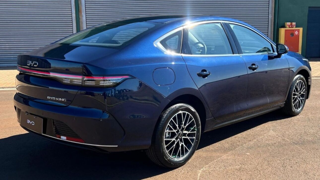 El BYD King 2026 llega a Brasil con hasta 44,2 km/l, autonomía de 1.200 km y precios a partir de R$ 169.990 para rivalizar con el Corolla.