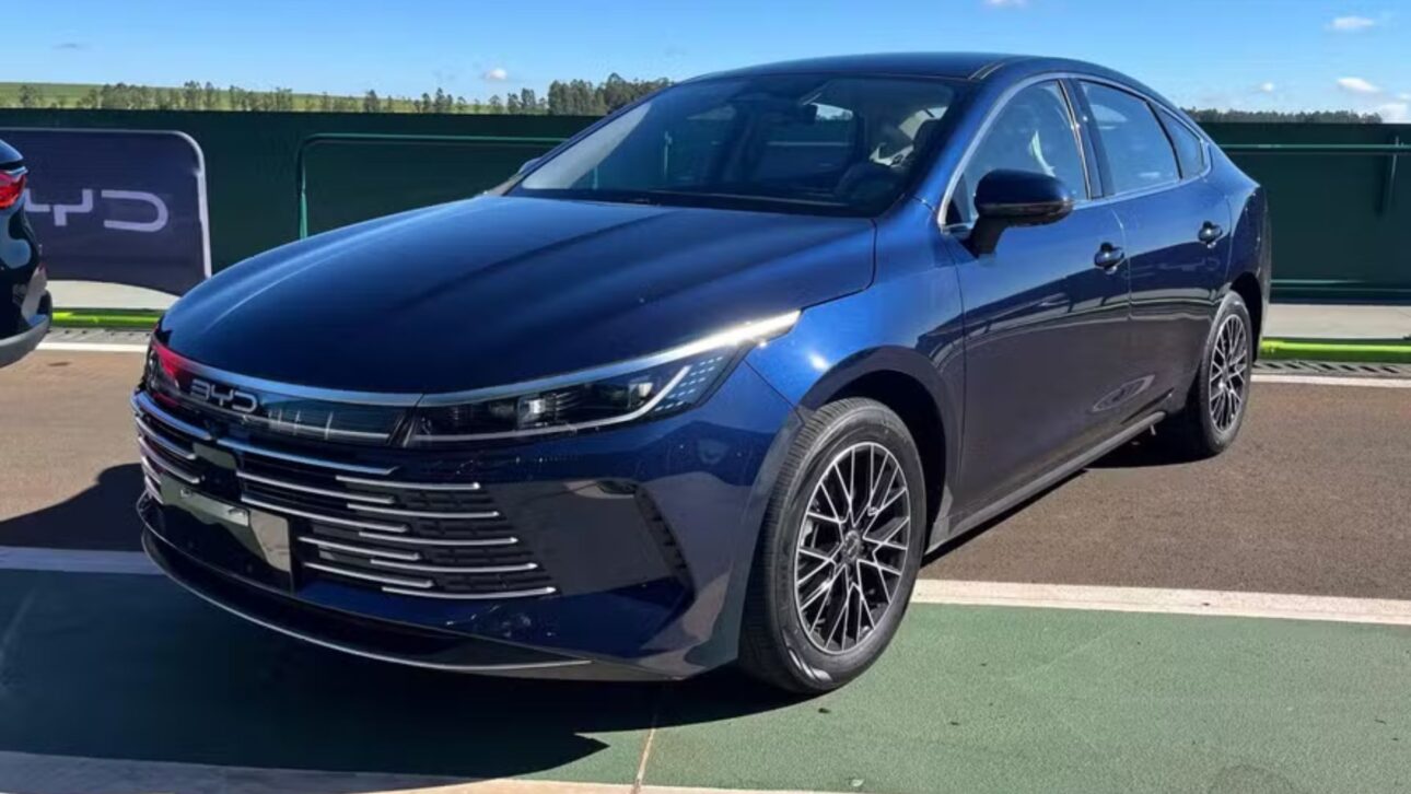 El BYD King 2026 llega a Brasil con hasta 44,2 km/l, autonomía de 1.200 km y precios a partir de R$ 169.990 para rivalizar con el Corolla.