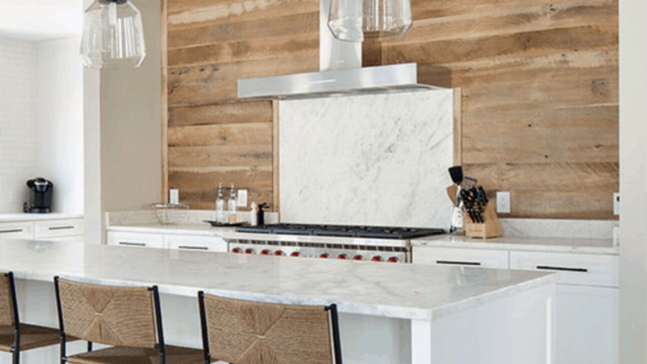 Descubre por qué la madera tratada sustituye a los azulejos en 2025, trayendo resistencia, sofisticación e integración a las cocinas modernas.