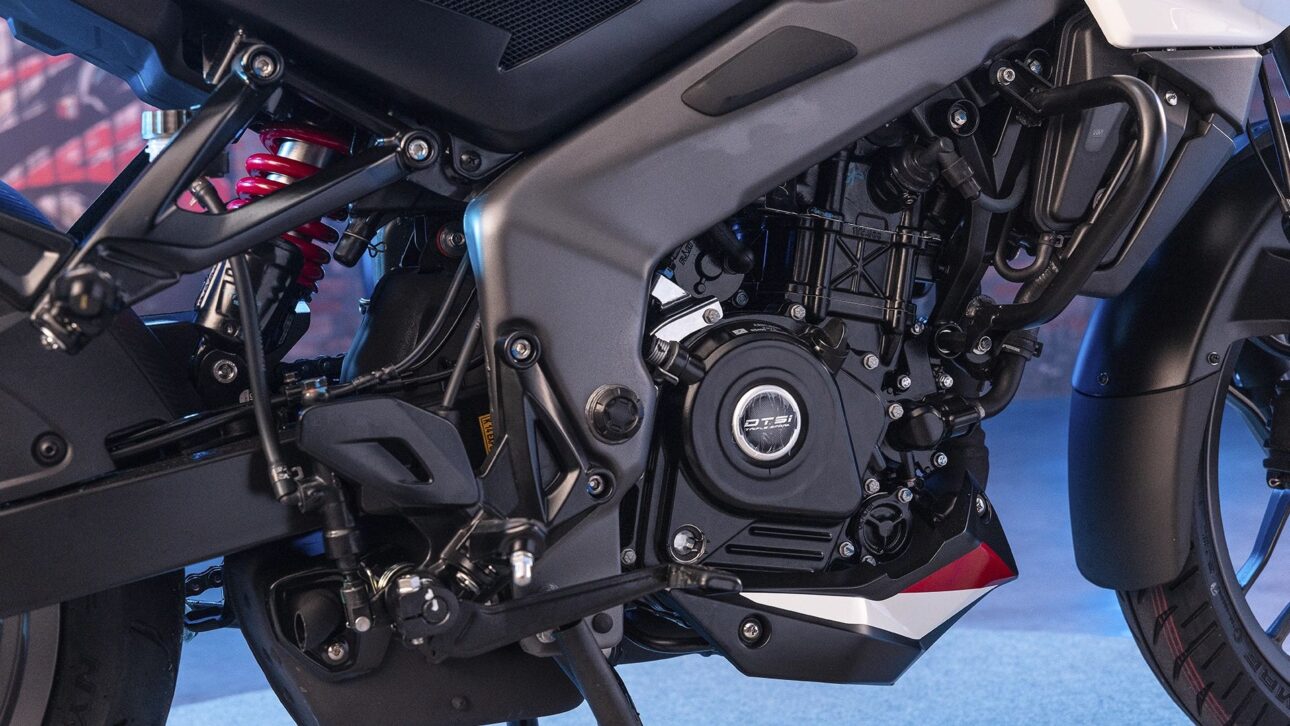 Bajaj Dominar NS200 2025 Llega a Brasil por R$ 20.900 con Motor 199,5 cc, ABS Doble, Bluetooth y Autonomía de Hasta 40 km/l.