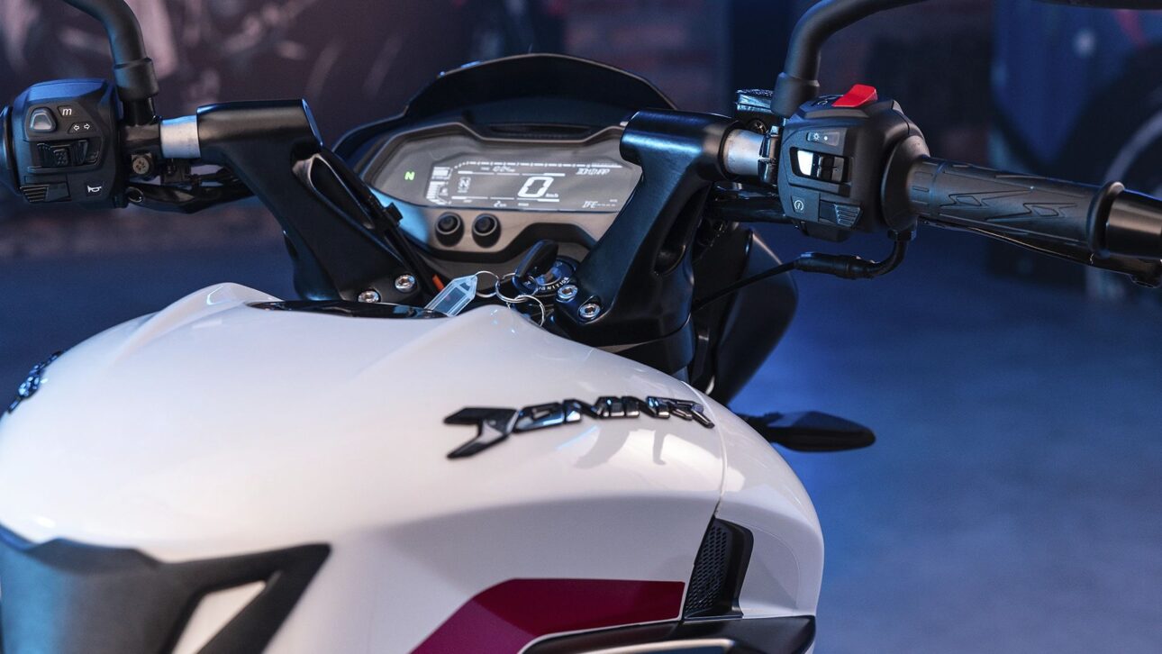 Bajaj Dominar NS200 2025 Llega a Brasil por R$ 20.900 con Motor 199,5 cc, ABS Doble, Bluetooth y Autonomía de Hasta 40 km/l.