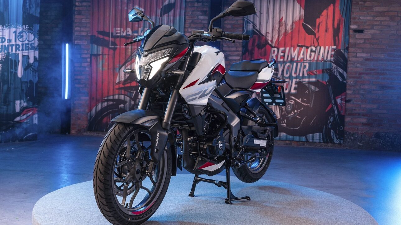 Bajaj Dominar NS200 2025 Llega a Brasil por R$ 20.900 con Motor 199,5 cc, ABS Doble, Bluetooth y Autonomía de Hasta 40 km/l.