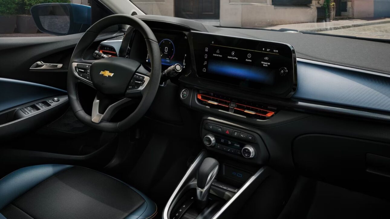 Chevrolet Onix 2026 llega a R$ 100 mil, hace hasta 19,7 km/l y trae motor 1.0 aspirado de 82 cv con nueva correa bañada en aceite.