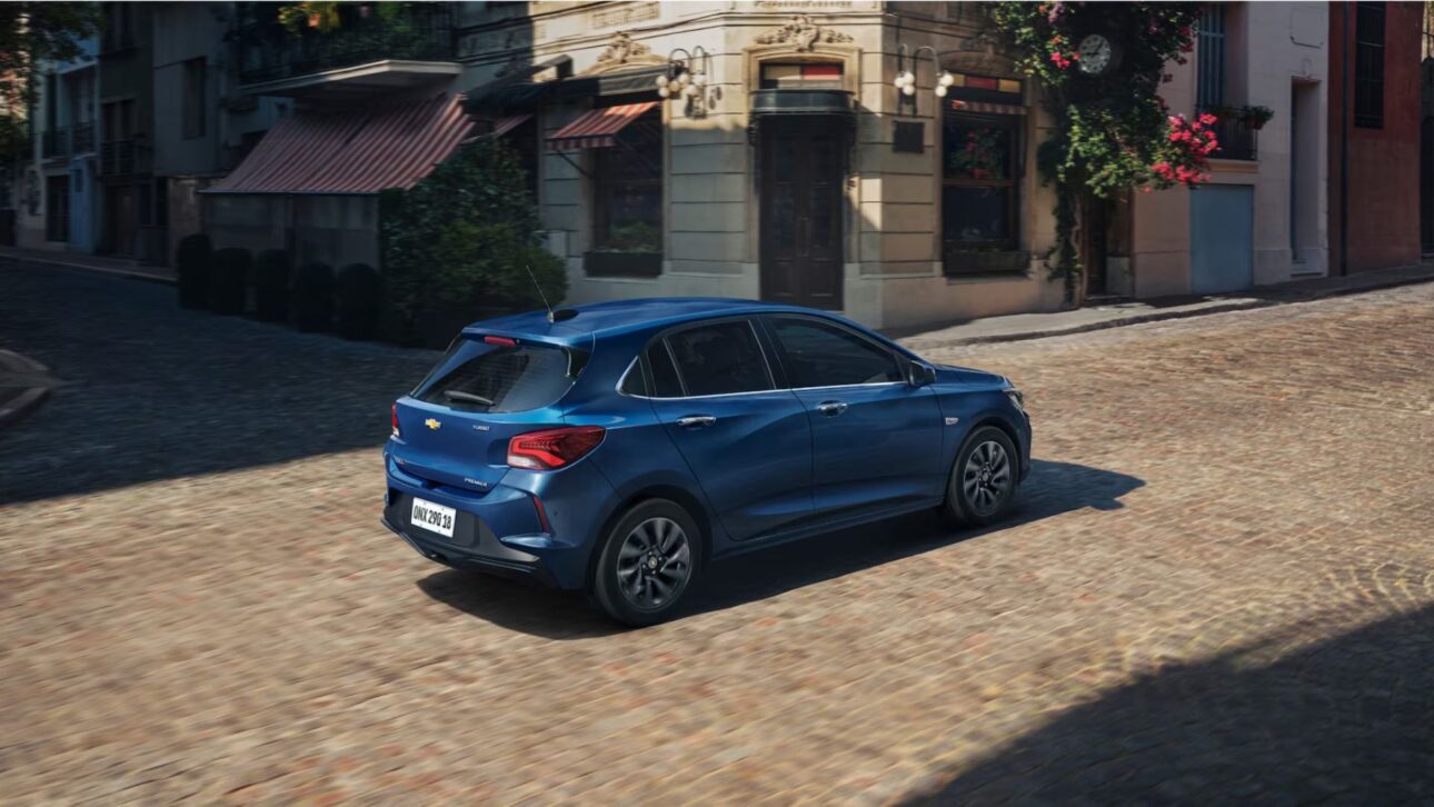 Chevrolet Onix 2026 llega a R$ 100 mil, hace hasta 19,7 km/l y trae motor 1.0 aspirado de 82 cv con nueva correa bañada en aceite.