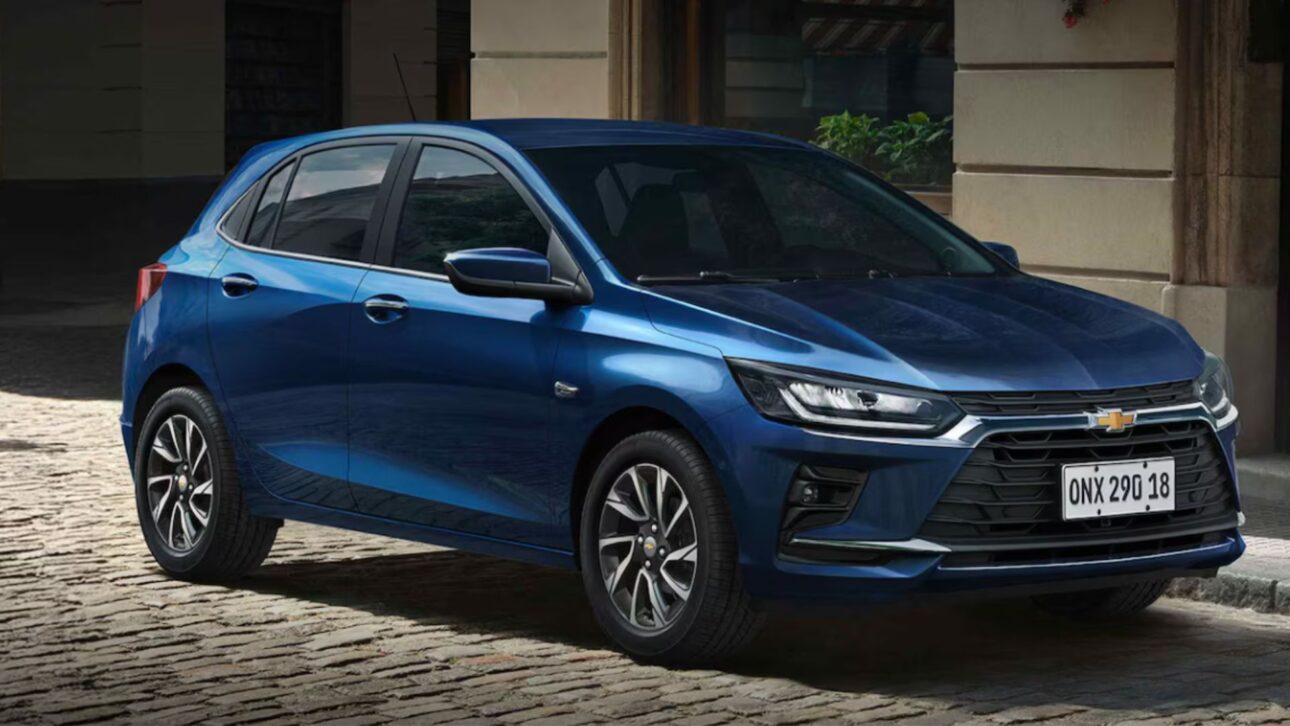 Chevrolet Onix 2026 llega a R$ 100 mil, hace hasta 19,7 km/l y trae motor 1.0 aspirado de 82 cv con nueva correa bañada en aceite.