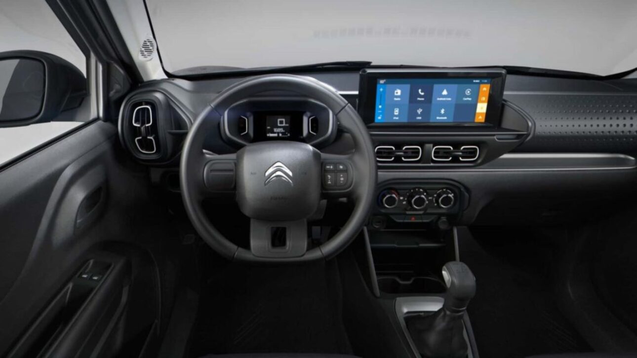 Citroën C3 Live Pack 2024: hatch automático 1.6 com 120 cv, central de 10″ e preço Fipe abaixo de R$ 70 mil.