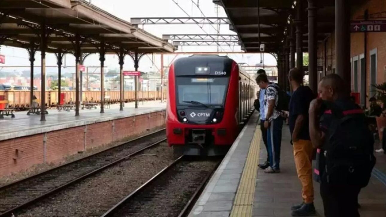 Vista de plataforma de estación de pasajeros representando trechos urbanos en TIC Eje Sur ligando São Paulo ao litoral paulista. (Imagen: divulgación)