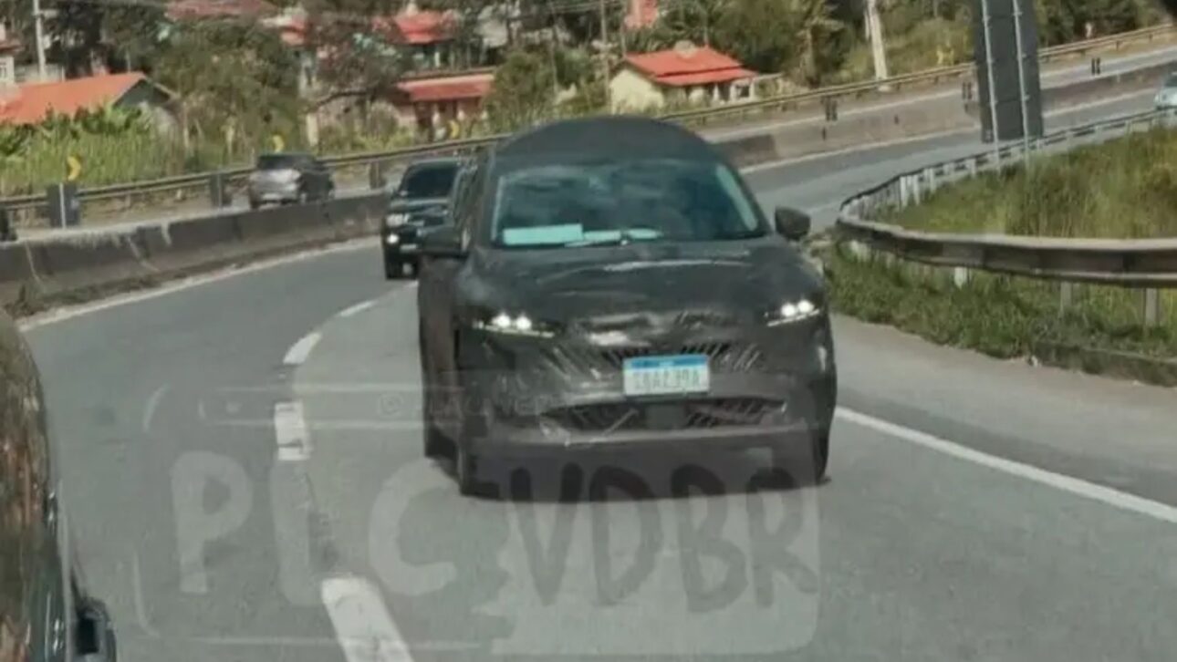 Nissan Sentra 2026 estrena con nuevo diseño, motor híbrido de 136 cv y versión 1.6 de 135 cv. El sedán ya se prueba en Brasil.