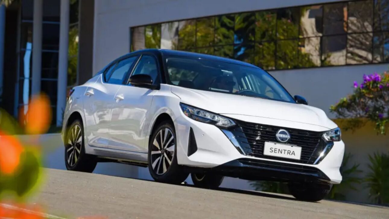 Nissan Sentra 2026 estrena con nuevo diseño, motor híbrido de 136 cv y versión 1.6 de 135 cv. El sedán ya se prueba en Brasil.