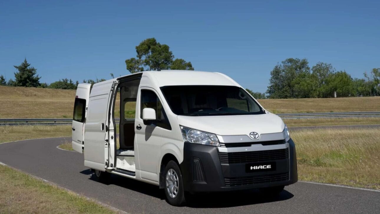 Toyota Hiace llega a Brasil con motor 2.8 turbodiesel, transmisión automática y robustez de la Hilux para disputar espacio en el transporte corporativo.