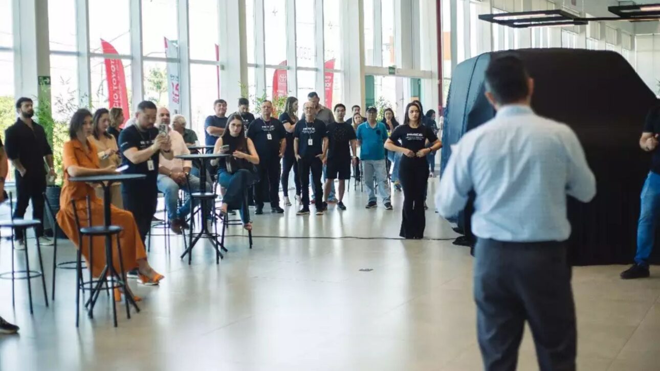 Toyota Hiace llega a Brasil con motor 2.8 turbodiesel, transmisión automática y robustez de la Hilux para disputar espacio en el transporte corporativo.