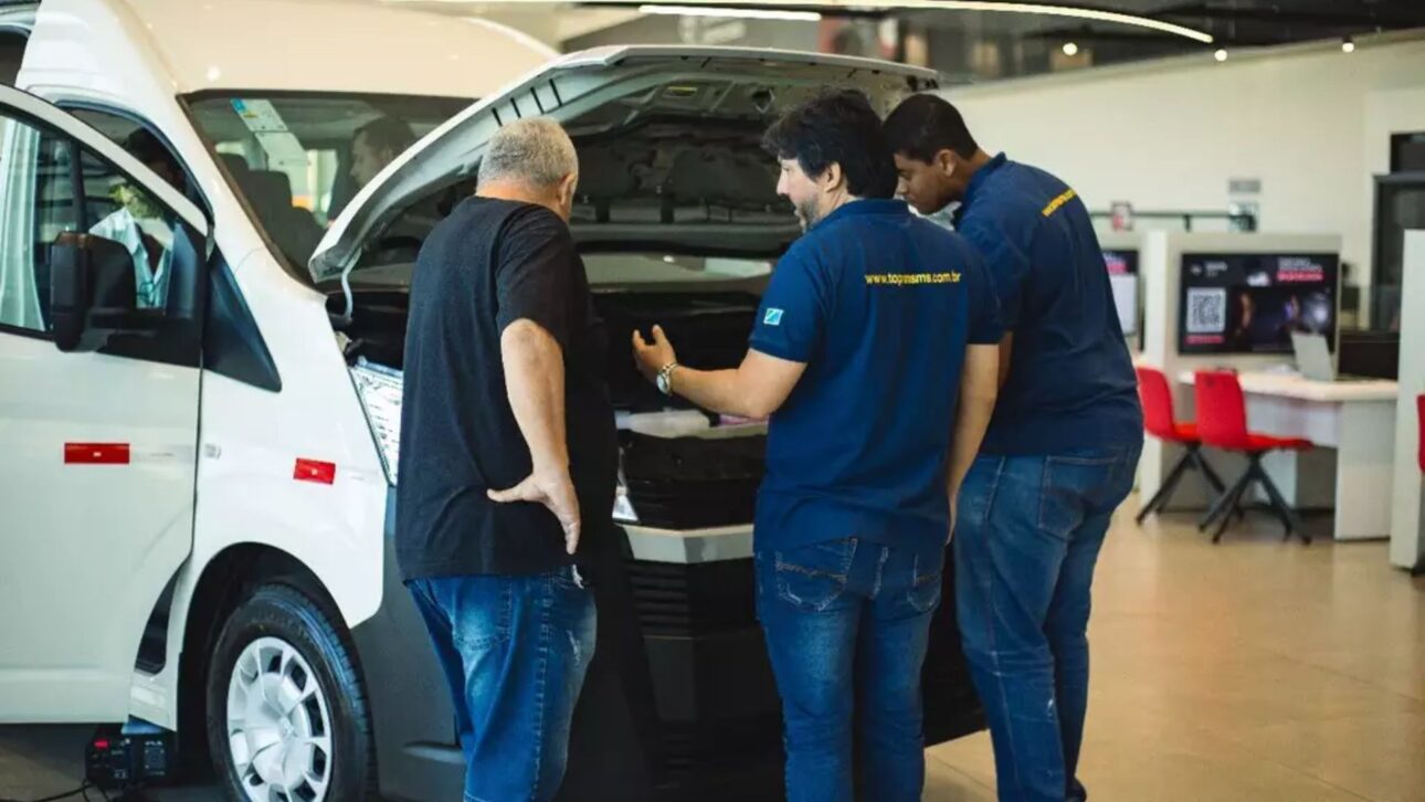 Toyota Hiace llega a Brasil con motor 2.8 turbodiesel, transmisión automática y robustez de la Hilux para disputar espacio en el transporte corporativo.