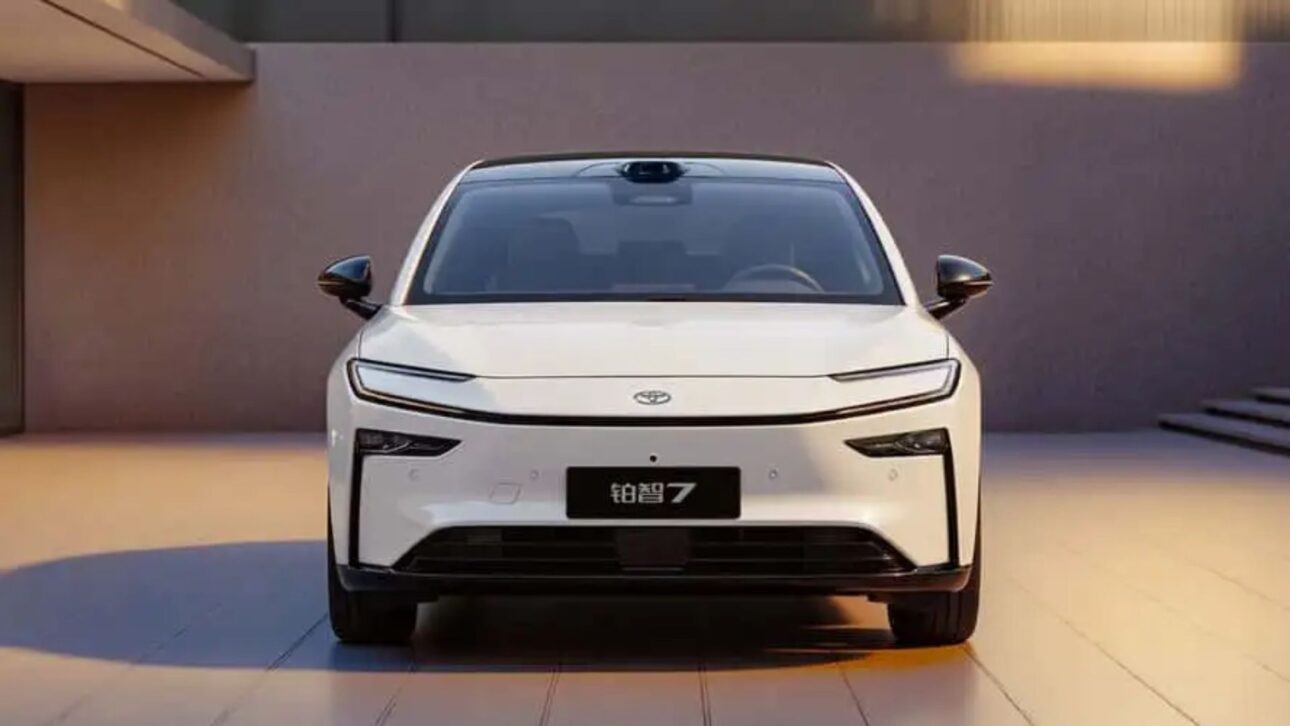 Toyota Revela El bZ7, Sedán Eléctrico Con Motor Huawei, Cockpit HarmonyOS Y Ruedas De 21", Listo Para Desafiar A BYD Han Y Nio ET7.