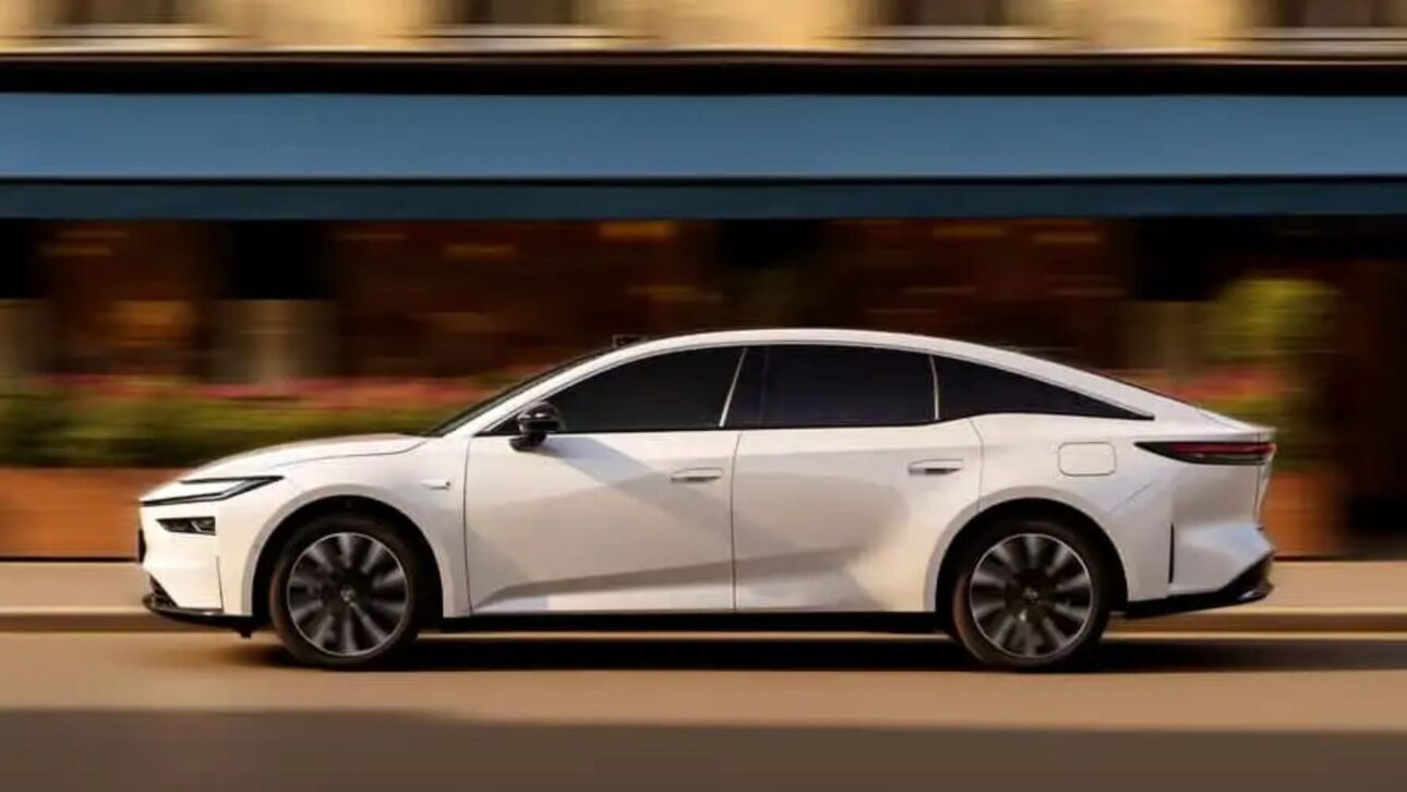 Toyota Revela El bZ7, Sedán Eléctrico Con Motor Huawei, Cockpit HarmonyOS Y Ruedas De 21", Listo Para Desafiar A BYD Han Y Nio ET7.