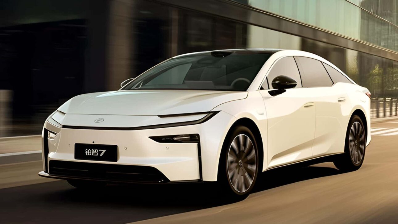 Toyota Revela El bZ7, Sedán Eléctrico Con Motor Huawei, Cockpit HarmonyOS Y Ruedas De 21", Listo Para Desafiar A BYD Han Y Nio ET7.