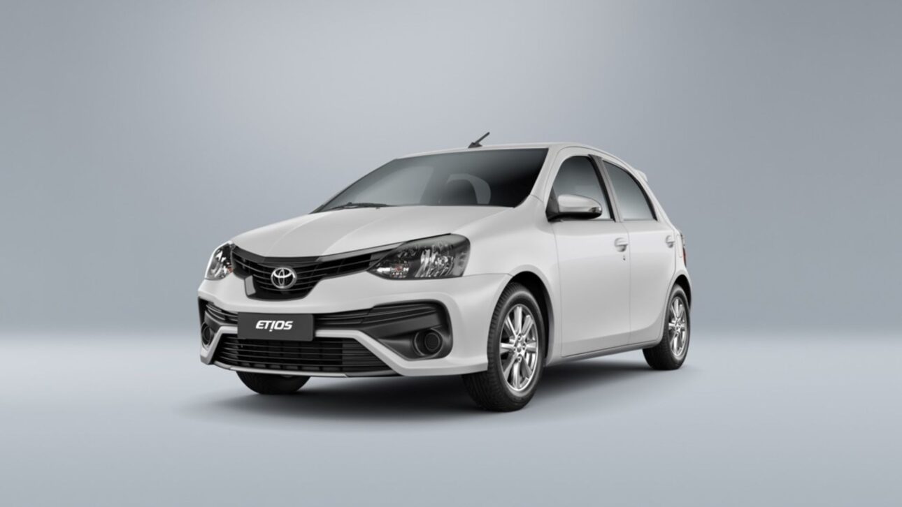 Toyota Etios 1.3 usado entrega hasta 14,2 km/l, 98 cv y precio a partir de R$ 39,7 mil. Veja detalhes de consumo, versões e manutenção.