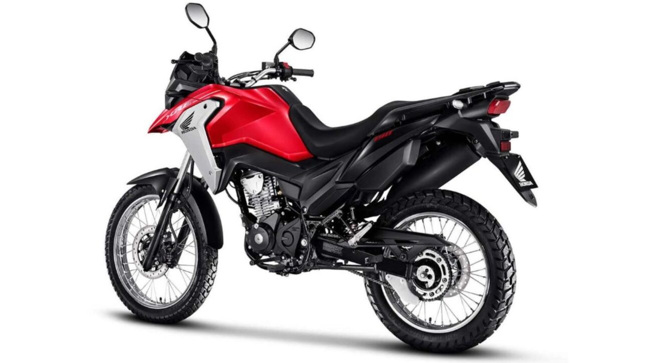 La Honda XRE 190 2026 llega a Brasil con motor flex de 16 cv, ABS delantero, panel digital blackout y nuevo color gris metálico.