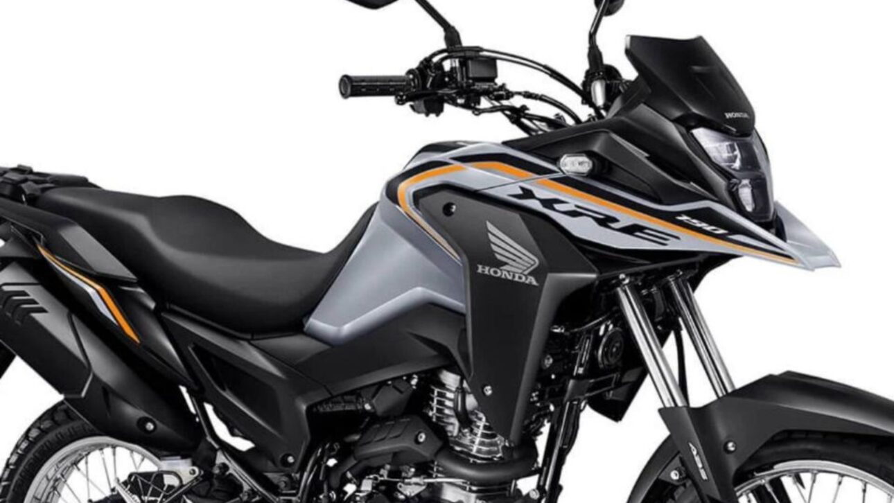 La Honda XRE 190 2026 llega a Brasil con motor flex de 16 cv, ABS delantero, panel digital blackout y nuevo color gris metálico.