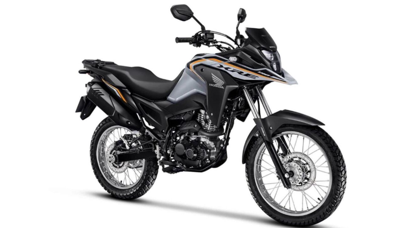 La Honda XRE 190 2026 llega a Brasil con motor flex de 16 cv, ABS delantero, panel digital blackout y nuevo color gris metálico.