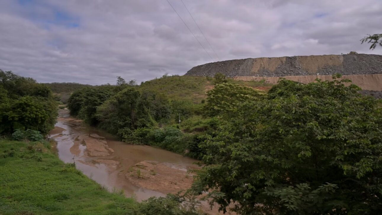 Mineradora canadiense Sigma Lithium retira millones de litros del río Jequitinhonha en Minas y es acusada de causar crisis hídrica. Foto: FRED MAGNO