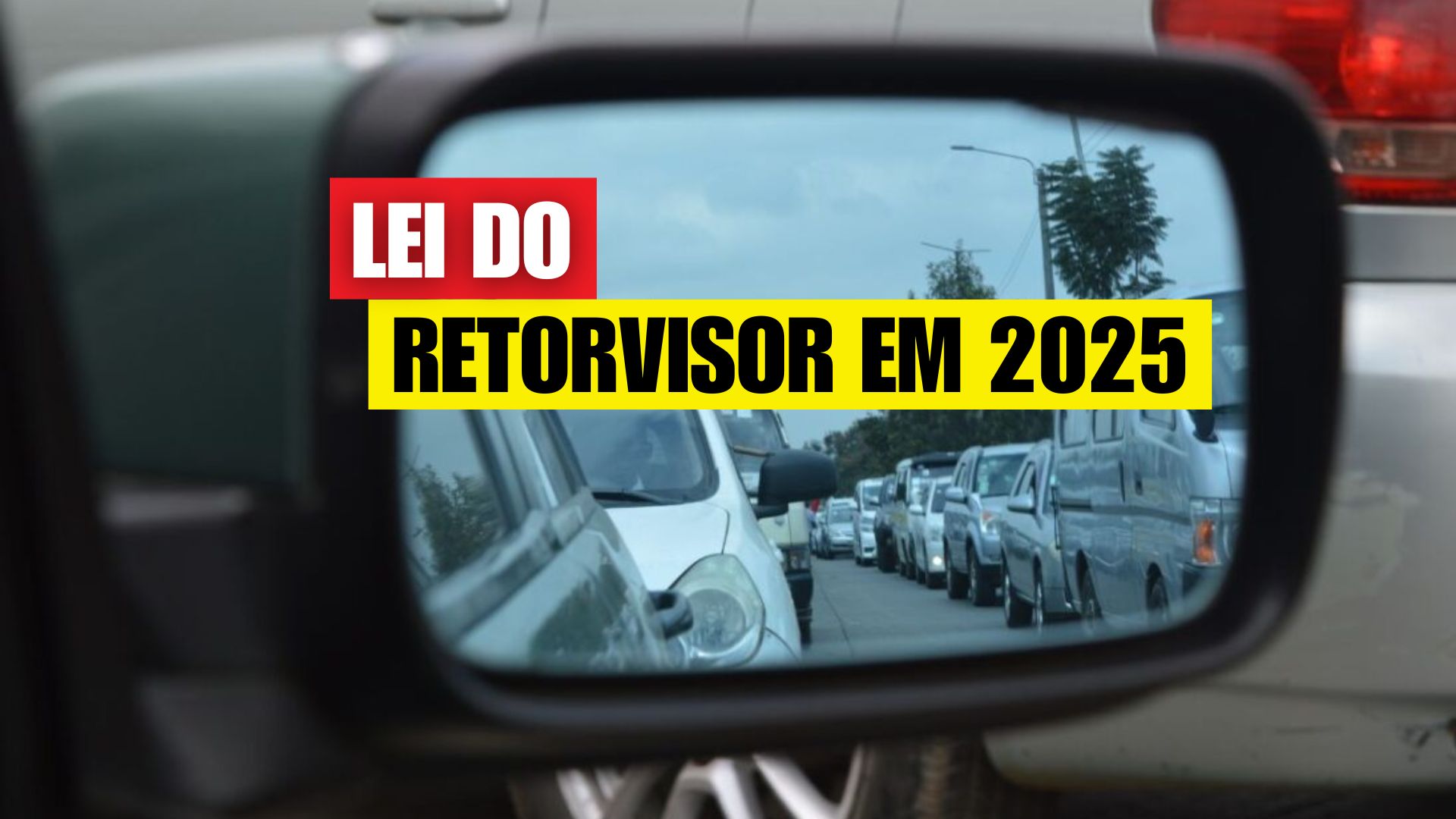 Adicionar post Ícone do site Seu veículo está pronto para 2025? Novas lei dos retrovisores exige visibilidade ampliada, ESC, DRL e mais 4 tecnologias essenciais · Post Ctrl+K Salvar rascunho 30/100 Publicar Lista Estrutura Aviso de erro É necessário selecionar pelo menos 1 estados. É necessário definir uma imagem destacada. Aviso de erro É obrigatório associar uma Pauta para salvar este post. Alterar tipo ou estilo do bloco Mover bloco Parágrafo da posição 35 para a posição 34 O bloco Parágrafo está no final do conteúdo e não pode ser movido para baixo Mudar alinhamento do texto Mostra mais ferramentas do bloco Seu veículo está pronto para 2025? Novas lei dos retrovisores exige visibilidade ampliada, ESC, DRL e mais 4 tecnologias essenciais A partir de 2025, veículos novos no Brasil precisam atender a normas mais rígidas de segurança, incluindo retrovisores com campo de visão ampliado, controle eletrônico de estabilidade e sistemas de iluminação obrigatórios, aproximando o país dos padrões internacionais. As regras brasileiras de segurança veicular entram em 2025 com duas frentes principais. De um lado, o Conselho Nacional de Trânsito ampliou as exigências para retrovisores e sistemas equivalentes no transporte escolar, com foco na redução de pontos cegos ao redor de vans e micro-ônibus. De outro, o pacote de equipamentos obrigatórios em veículos 0 km — já válido para automóveis desde janeiro de 2024 — passa a alcançar os veículos de maior porte com a entrada definitiva do controle eletrônico de estabilidade (ESC) a partir de 1º de janeiro de 2025. Retrovisores no transporte escolar Para veículos destinados ao transporte coletivo de escolares, o Contran consolidou normas que determinam a utilização de espelhos retrovisores, sistemas câmera-monitor ou dispositivos equivalentes que garantam visão indireta adequada do entorno do veículo. O objetivo é ampliar o campo visual do condutor e mitigar áreas sem visibilidade, especialmente em manobras de embarque e desembarque. Essas diretrizes estão reunidas em resolução específica voltada ao segmento escolar. Além da consolidação normativa para o transporte escolar, há requisitos técnicos gerais para espelhos retrovisores aplicáveis a diversos tipos de veículos, incluindo ônibus e micro-ônibus. A regulamentação define parâmetros de desempenho e fixação, buscando assegurar estabilidade do espelho, ausência de distorções na imagem e capacidade de ajuste pelo motorista na posição de condução. No caso de ônibus e micro-ônibus que entrarem em produção a partir de 18 de outubro de 2025, novos veículos devem sair de fábrica adequados aos padrões técnicos atualizados de retrovisores. Para a frota já fabricada e registrada, as regras consolidadas vêm sendo aplicadas desde 2022. O recorte temporal visa permitir adaptação da indústria sem interromper a oferta de modelos homologados. Itens obrigatórios nos carros 0 km Desde 1º de janeiro de 2024, automóveis 0 km vendidos no Brasil precisam atender a um conjunto de recursos mínimos de segurança. Entre eles, estão: Controle eletrônico de estabilidade (ESC) Luzes diurnas de rodagem (DRL) Alerta de cinto de segurança Indicador de frenagem brusca Repetidores laterais de seta Teste de impacto lateral O pacote aproxima o padrão brasileiro de mercados com requisitos mais rígidos e busca reduzir colisões por perda de controle, aumentar a visibilidade diurna e melhorar a comunicação luminosa entre veículos. A presença do DRL foi incorporada ao regulamento nacional de iluminação veicular e passou a constar como exigência para novos modelos no país. O alerta de cinto de segurança combina aviso visual no painel e sinal sonoro quando o condutor roda sem o cinto afivelado. A obrigatoriedade desse alerta para o assento do motorista foi incorporada ao conjunto de exigências que entraram em vigor para os carros novos em 2024. Já o indicador de frenagem brusca utiliza o piscar intermitente das luzes de freio ou o acionamento automático do pisca-alerta em desacelerações intensas. Em paralelo, os repetidores laterais de seta — instalados nos retrovisores ou nos para-lamas — melhoram a sinalização da mudança de direção, sobretudo em ultrapassagens e conversões em vias multilane. O teste de impacto lateral passou a ser exigido na homologação de novos projetos, elevando o patamar mínimo de proteção estrutural. Segurança ampliada em vans, ônibus e caminhões A partir de 1º de janeiro de 2025, o ESC torna-se obrigatório também para vans, ônibus e caminhões novos saídos de fábrica. O sistema identifica tendência de derrapagem e atua nos freios de cada roda e na gestão do motor para ajudar o condutor a manter o veículo na trajetória, especialmente em desvios repentinos ou curvas feitas acima do limite de aderência. Em outras palavras, o cenário de 2025 cruza duas agendas: a de visão indireta aprimorada em veículos de transporte escolar e a de segurança ativa ampliada em veículos de maior porte. Para proprietários e frotistas, isso significa verificar a conformidade do veículo conforme sua categoria e ano-modelo, observando manual, etiquetas e especificações informadas pelo fabricante no ato da venda. O que observar na prática No ambiente escolar, condutores e gestores devem se certificar de que os espelhos ou sistemas câmera-monitor estejam corretamente ajustados à posição de condução e firmemente instalados. A checagem diária antes de iniciar o transporte — com atenção para o entorno do veículo em 360 graus — reduz a chance de incidentes em pátios e vias próximas às escolas. Para quem vai adquirir um 0 km, vale confirmar a presença de DRL, o funcionamento do alerta de cinto, a existência do indicador de frenagem brusca e dos repetidores laterais de seta, além de verificar a conformidade com os ensaios de impacto lateral e a disponibilidade do ESC. Nos veículos de carga e de transporte coletivo novos, o ESC passa a ser elemento obrigatório a partir deste ano. Sua frota — pessoal ou profissional — já cumpre as exigências de retrovisores e de segurança ativa que o Brasil exige em 2025? Mover para cimaMover para baixoAlternar painel: Fontes Nome do site https://monitordomercado. URL do artigo https://monitordomercado.com.br/noticias/307250-nova-lei-dos-retrovisores-ja-esta-em-vigor-para-todos-os-motoristas-brasileiros/# Exibir publicamente Adicionar Mover para cimaMover para baixoAlternar painel: Yoast SEO Premium SEO Legibilidade Dados estruturados Social Notícias Frase-chave de focoAjuda sobre a escolha da frase-chave de foco perfeita(Abre numa nova aba do navegador) retrovisor Obtenha frases-chave relacionadas(Abre numa nova aba do navegador) Aparência de pesquisa Determine como seu post deve aparecer nos resultados da pesquisa. Pré-visualizar como: Resultado para dispositivos móveisResultado para computadores Pré-visualização de URL: CPG Click Petroleo e Gas es.clickpetroleoegas.com.br Prévia do título de SEO: Seu veículo está pronto para 2025? Novas lei dos retrovisores exige ... Pré-visualização da metadescrição: set 20, 2025 － Novas regras de 2025 exigem retrovisores ampliados, ESC e DRL em veículos no Brasil. Veja as tecnologias obrigatórias de segurança. Título SEO Generate SEO title Inserir variável Título Separador Título do site Slug seu-veiculo-esta-pronto-para-2025-novas-lei-dos-retrovisores-exige-visibilidade-ampliada-esc-drl-e-mais-4-tecnologias-essenciais Metadescrição Generate meta description Inserir variável Novas regras de 2025 exigem retrovisores ampliados, ESC e DRL em veículos no Brasil. Veja as tecnologias obrigatórias de segurança. Análise de SEO premiumOK retrovisor Sinónimos da frase chaveAjude em sinônimos de palavras-chave(Abre numa nova aba do navegador) lei Resultado da análise Problemas (7) Links de saída: nenhum link de saída aparece nesta página. Adicione alguns! Frase-chave em atributos alt de imagem: Esta página não tem imagens, uma frase-chave ou ambos. Adicione algumas imagens com atributos alt que incluam a frase-chave ou sinônimos! Atributo alt da imagem: Nenhuma imagem encontrada nesta página. Adicione alguma! Links internos: Nenhum link interno aparece nesta página, Adicione alguns links! Frase-chave na introdução: Sua frase-chave, ou algum sinônimo, não está no primeiro parágrafo do texto. Certifique-se de que o assunto seja identificado imediatamente. Frase-chave usada anteriormente: Você já usou esta frase-chave várias vezes antes. Não use sua frase-chave mais de uma vez. Largura do título de SEO: O título de SEO é maior do que o limite visível. Tente encurtá-lo. Melhorias (2) Distruibuição de frase-chave: Desigual. Algumas partes do seu texto não contém a frase-chave ou algum sinônimo. Melhore sua distribuição no texto todo. Frase-chave no título de SEO: não contém a correspondência exata. Tente escrever a correspondência exata da sua frase-chave no título SEO e colocá-la no início do título. Bons resultados (10) Densidade da frase-chave: A frase-chave foi encontrada 8 vezes. Isso é ótimo! Tamanho da frase-chave: Bom trabalho! Frase-chave na metadescrição: Frase-chave ou sinônimo aparece na metadescrição. Bom trabalho! Tamanho da metadescrição: Bom trabalho! Single title: You don't have multiple H1 headings, well done! Frase-chave na slug: bom trabalho! Frase-chave em subtítulo: 2 dos seus subtítulos H2 ou H3 correspondem ao tópico do seu texto. Bom trabalho! Competing links: There are no links which use your keyphrase or synonym as their anchor text. Nice! Text length: The text contains 820 words. Good job! Título: Sua página tem um título. Bom trabalho! Adicionar frase-chave relacionada Rastrear desempenho de SEO Sugestão de links internos Conteúdo estrutural Avançado Insights Mover para cimaMover para baixoAlternar painel: Informações do artigo play_circle Vídeos Incorporação de vídeo do artigo, isso substituirá a imagem de destaque. Vídeos URL do vídeo (YouTube) Mover para cimaMover para baixoAlternar painel: Gerar imagem para posts Gerar imagem para posts Post Bloco Seu veículo está pronto para 2025? Novas lei dos retrovisores exige visibilidade ampliada, ESC, DRL e mais 4 tecnologias essenciais Definir imagem destacada Adicionar um resumo… 820 palavras, tempo de leitura de 4 minutos. Última edição um segundo atrás Status Rascunho Publicar Imediatamente Slug seu-veiculo-esta-pronto-para-2025-novas-lei-dos-retrovisores-exige-visibilidade-ampliada-esc-drl-e-mais-4-tecnologias-essenciais Autor Alisson Ficher Discussão Aberto Mover para a lixeira MonsterInsights Exclude page from Google Analytics Tracking Toggle to prevent Google Analytics from tracking this page. Show Page Insights Add a Site Note Add a Site Note when publishing this post Yoast SEO Análise de SEO premium: OK Análise de legibilidade: Precisa melhorar Melhore seu post com Yoast SEO Categorias Pesquisar categorias leg Legislação e Direito Legislação Trabalhista Adicionar categoria Tags Adicionar tag alerta de cinto de segurança (1 de 7)alerta de cinto de segurança controle eletrônico de estabilidade (2 de 7)controle eletrônico de estabilidade frenagem brusca (3 de 7)frenagem brusca luzes diurnas DRL (4 de 7)luzes diurnas DRL repetidores de seta (5 de 7)repetidores de seta retrovisores obrigatórios 2025 (6 de 7)retrovisores obrigatórios 2025 transporte escolar seguro (7 de 7)transporte escolar seguro Separe com vírgulas ou com a tecla Enter. Mais usadas Vagas de empregoVagascursos gratuitosRJ - Rio de JaneiroSP - São PauloPetrobrasEnergia RenovávelProcesso SeletivoEnergia SolarInvestimentos Estados Pesquisar Estados Pesquisar Estados AC - Acre AL - Alagoas AM - Amazonas AP - Amapá BA - Bahia CE - Ceará DF - Distrito Federal ES - Espírito Santo GO - Goiás Internacional MA - Maranhão MG - Minas Gerais MS - Mato Grosso do Sul MT - Mato Grosso Nacional PA - Pará PB - Paraíba PE - Pernambuco PI - Piauí PR - Paraná RJ - Rio de Janeiro RN - Rio Grande do Norte RO - Rondônia RR - Roraima RS - Rio Grande do Sul SC - Santa Catarina SE - Sergipe SP - São Paulo TO - Tocantins Adicionar novo Estado Mover para cimaMover para baixoAlternar painel: Pauta Associada Selecione a pauta que originou este post. Este campo é obrigatório para publicar. Mover para cimaMover para baixoAlternar painel: Redefinir classificações Redefinir classificação do post Mover para cimaMover para baixoAlternar painel: Status da Validação Status: Não Validado Plágio Título: N/A Plágio Conteúdo: N/A Forçar revalidação ao salvar Abrir o painel de publicação Post Parágrafo NotificaçõesRascunho salvo.