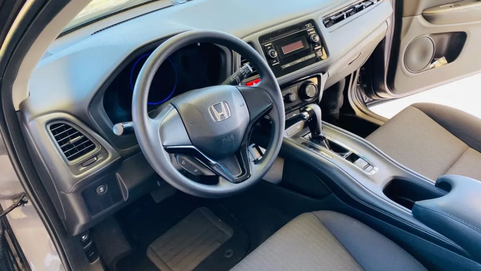 Honda HR-V LX CVT 2017 com motor 1.8 FlexOne, câmbio automático e preço abaixo da Fipe. Confira detalhes do SUV compacto.