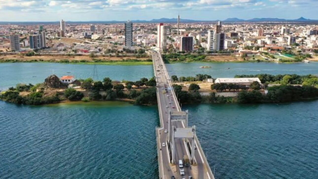 Petrolina sorprende en el Vale del São Francisco con turismo cultural, vinícolas, Bodódromo y el Río São Francisco como motor económico.