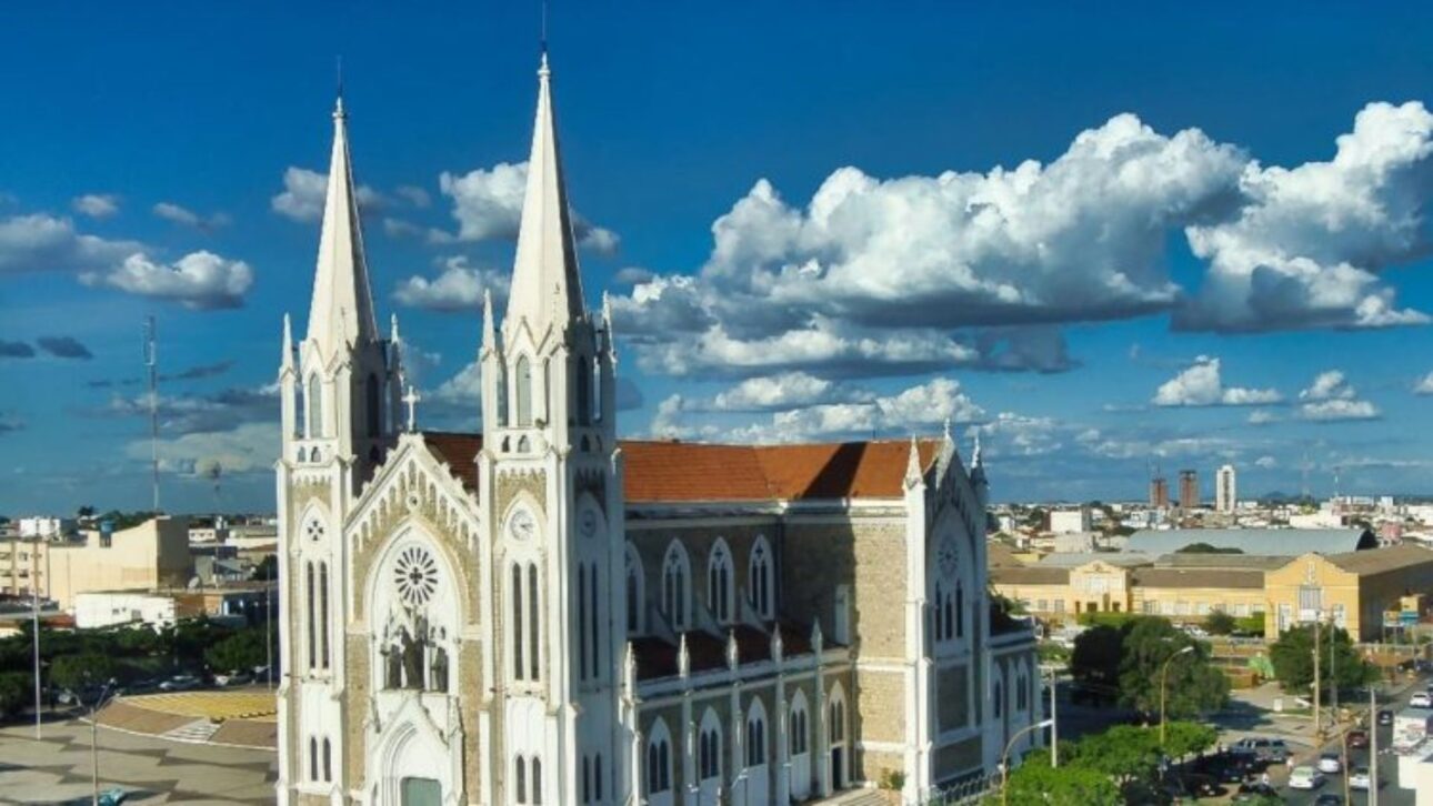 Petrolina sorprende en el Vale del São Francisco con turismo cultural, vinícolas, Bodódromo y el Río São Francisco como motor económico.