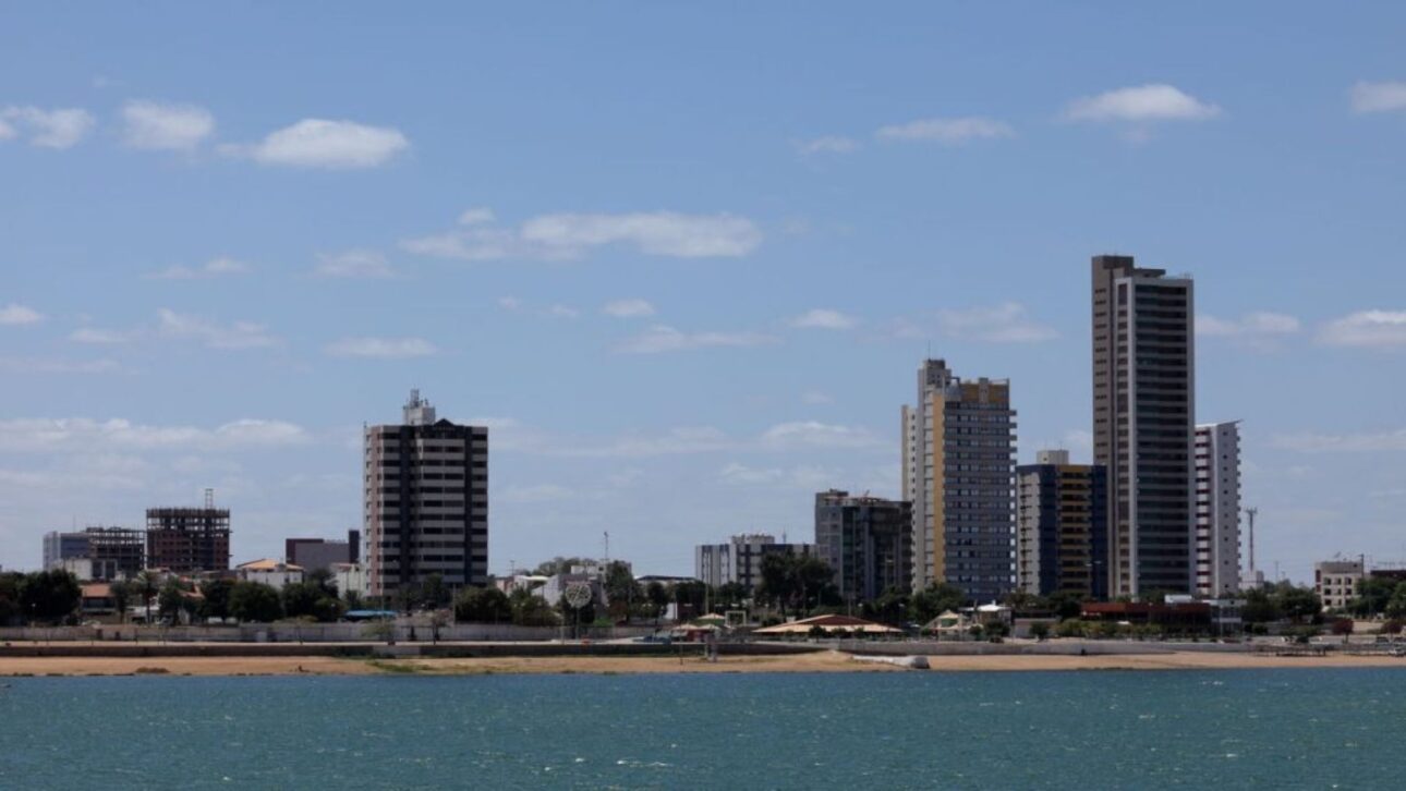 Petrolina sorprende en el Vale del São Francisco con turismo cultural, vinícolas, Bodódromo y el Río São Francisco como motor económico.