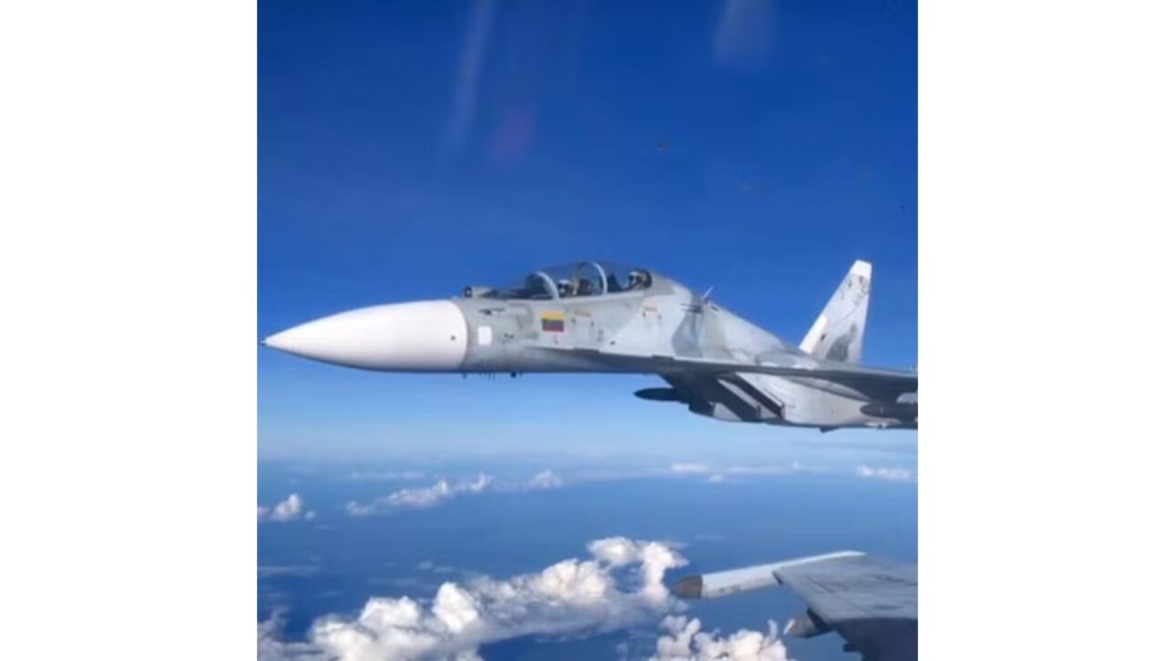 Venezuela muestra caças Sukhoi con misiles antibuque en ejercicios en La Orchila, mientras EE. UU. refuerza presencia militar en el Caribe.