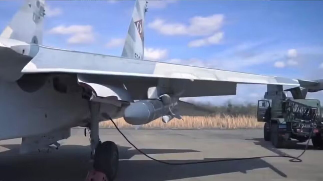 Venezuela muestra caças Sukhoi con misiles antibuque en ejercicios en La Orchila, mientras EE. UU. refuerza presencia militar en el Caribe.