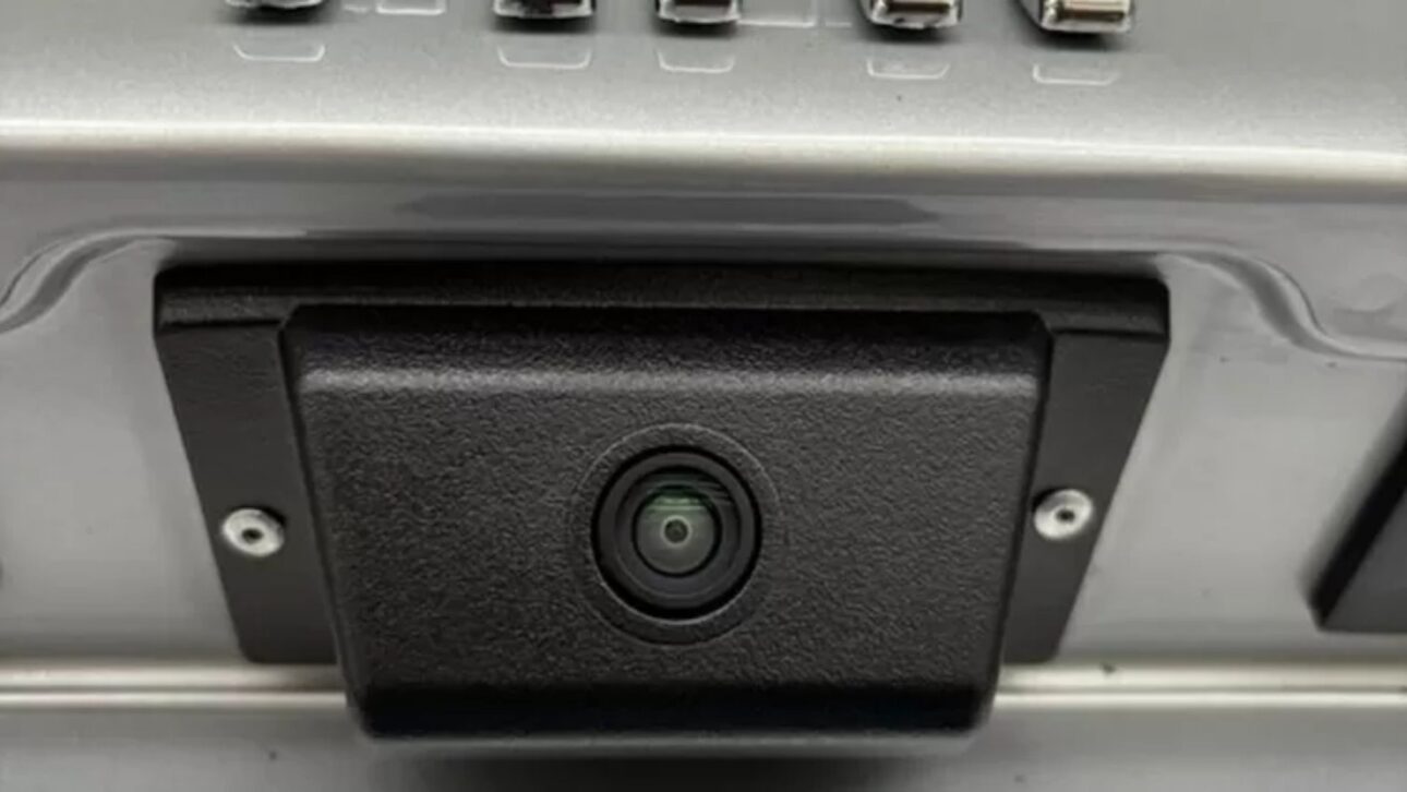 Fiat Fastback se convierte en objetivo de robos de la cámara de reversa, removida en segundos y con reposición de hasta R$ 2 mil en concesionarias.