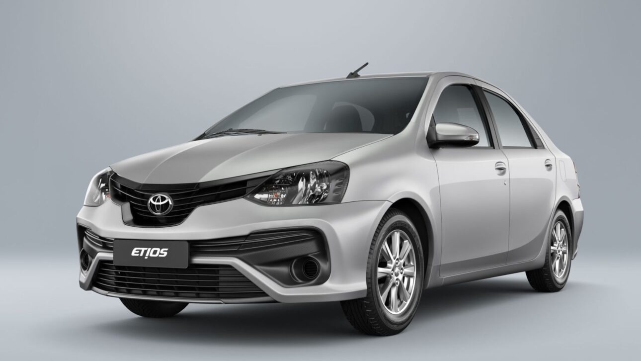 Toyota Etios é um compacto funcional, econômico e confiável, com manutenção simples e boa aceitação no mercado de usados. (Imagem: divulgação)