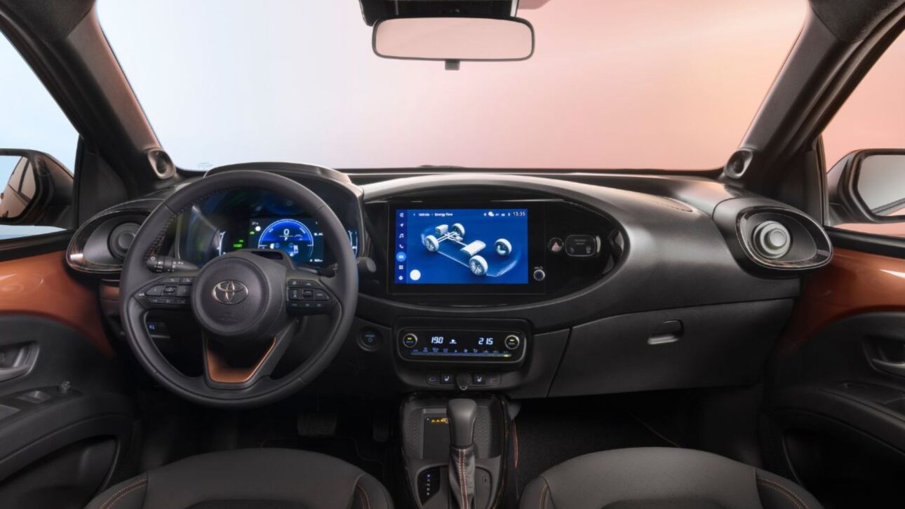 Toyota Aygo X híbrido llega a Europa con motor del Yaris, hasta 27 km/l, versión GR Sport, ruedas de 18” y techo retráctil.