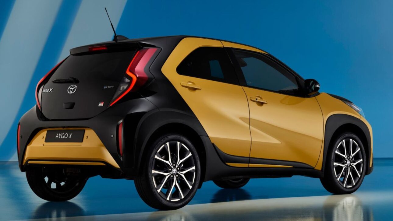Toyota Aygo X híbrido llega a Europa con motor del Yaris, hasta 27 km/l, versión GR Sport, ruedas de 18” y techo retráctil.