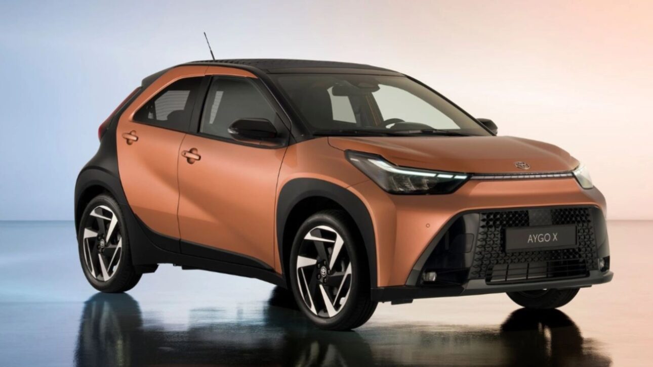 Toyota Aygo X híbrido llega a Europa con motor del Yaris, hasta 27 km/l, versión GR Sport, ruedas de 18” y techo retráctil.