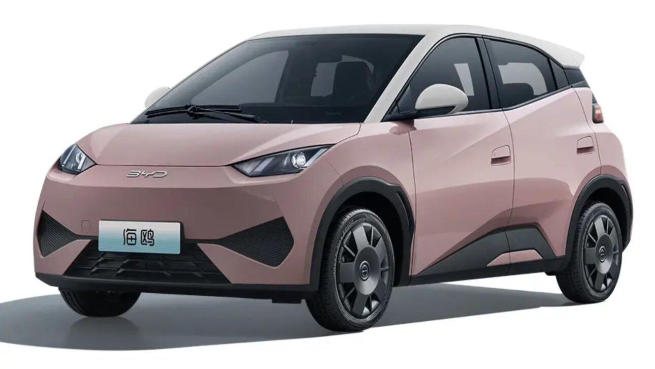BYD Dolphin Mini cuesta R$ 63 mil en China con 305 km de autonomía, mientras que en Brasil sale por R$ 115 mil con 280 km.