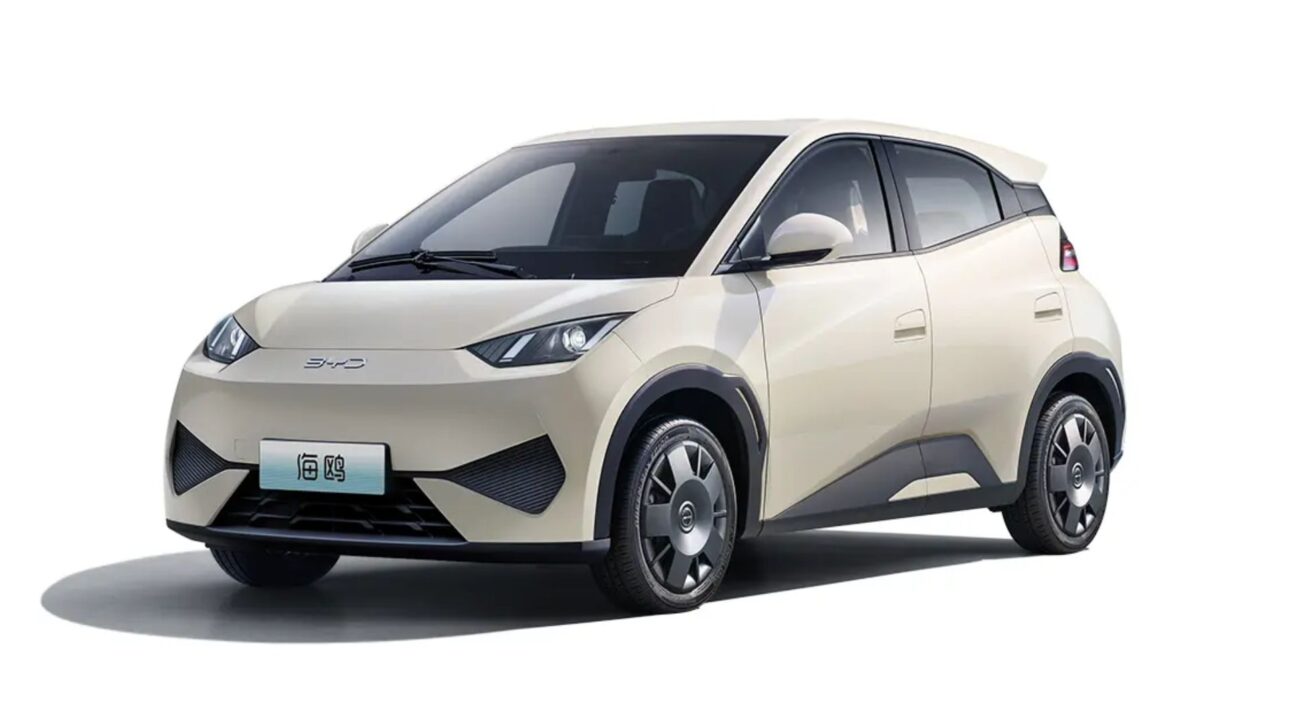 BYD Dolphin Mini cuesta R$ 63 mil en China con 305 km de autonomía, mientras que en Brasil sale por R$ 115 mil con 280 km.