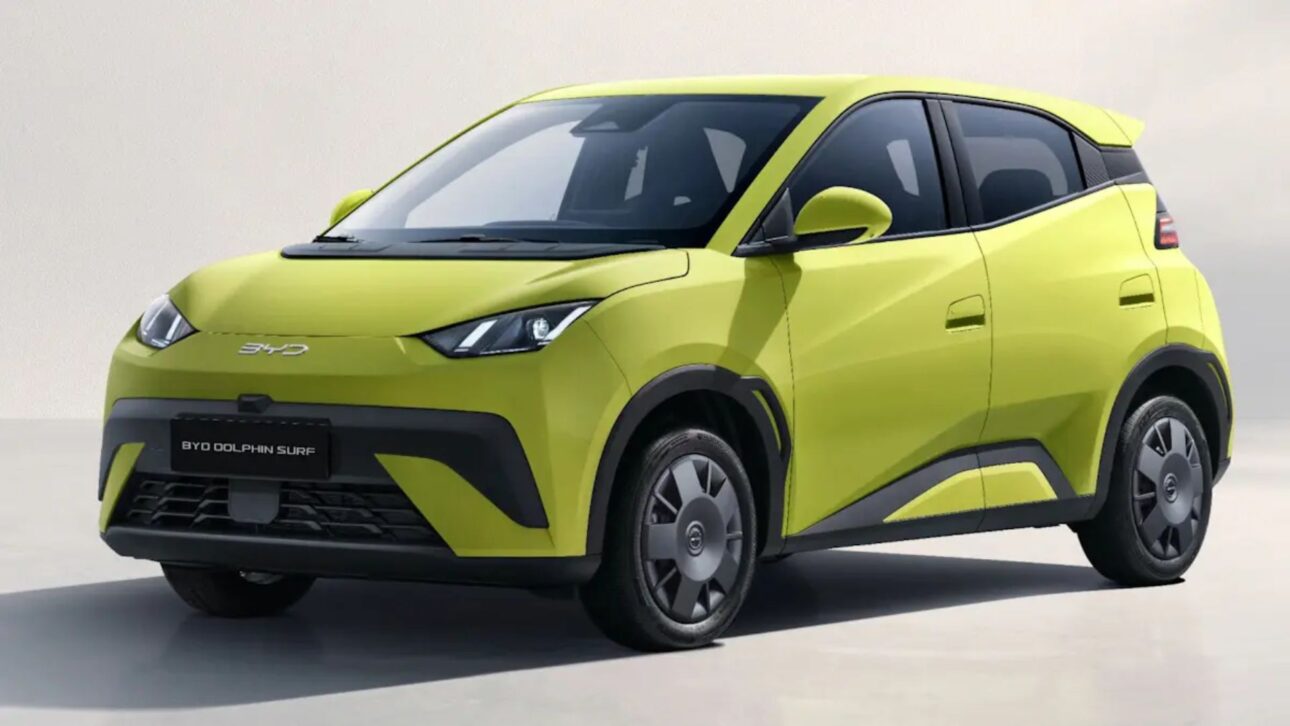 BYD Dolphin Mini cuesta R$ 63 mil en China con 305 km de autonomía, mientras que en Brasil sale por R$ 115 mil con 280 km.