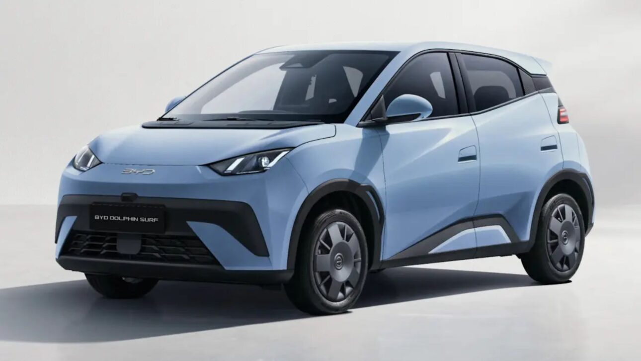 BYD Dolphin Mini cuesta R$ 63 mil en China con 305 km de autonomía, mientras que en Brasil sale por R$ 115 mil con 280 km.