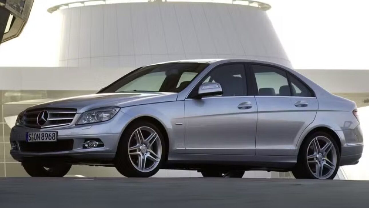 Mercedes-Benz Clase C usado con tracción trasera, lujo accesible y desempeño turbo en el mercado premium. (Imagen: Divulgación)