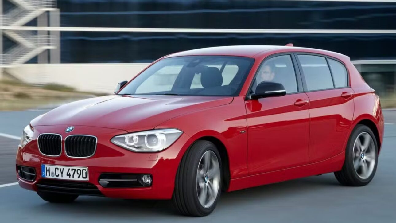 BMW Serie 1 usado mantiene tracción trasera, hatch premium con motor turbo y deportividad en 2025. (Imagen: Divulgación)