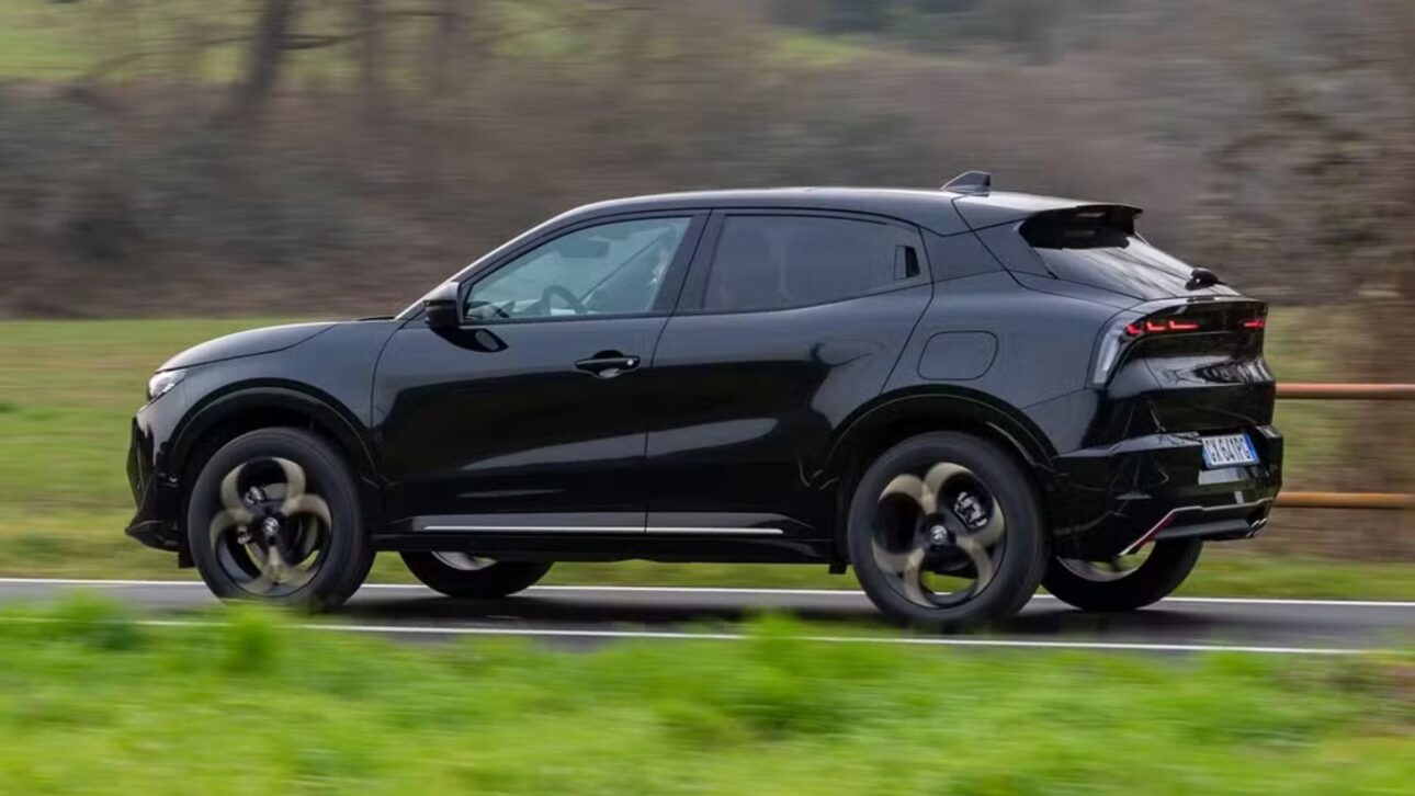 Alfa Romeo registra el SUV Junior en Brasil tras 20 años, con motor híbrido 1.2 turbo y hasta 590 km de autonomía.