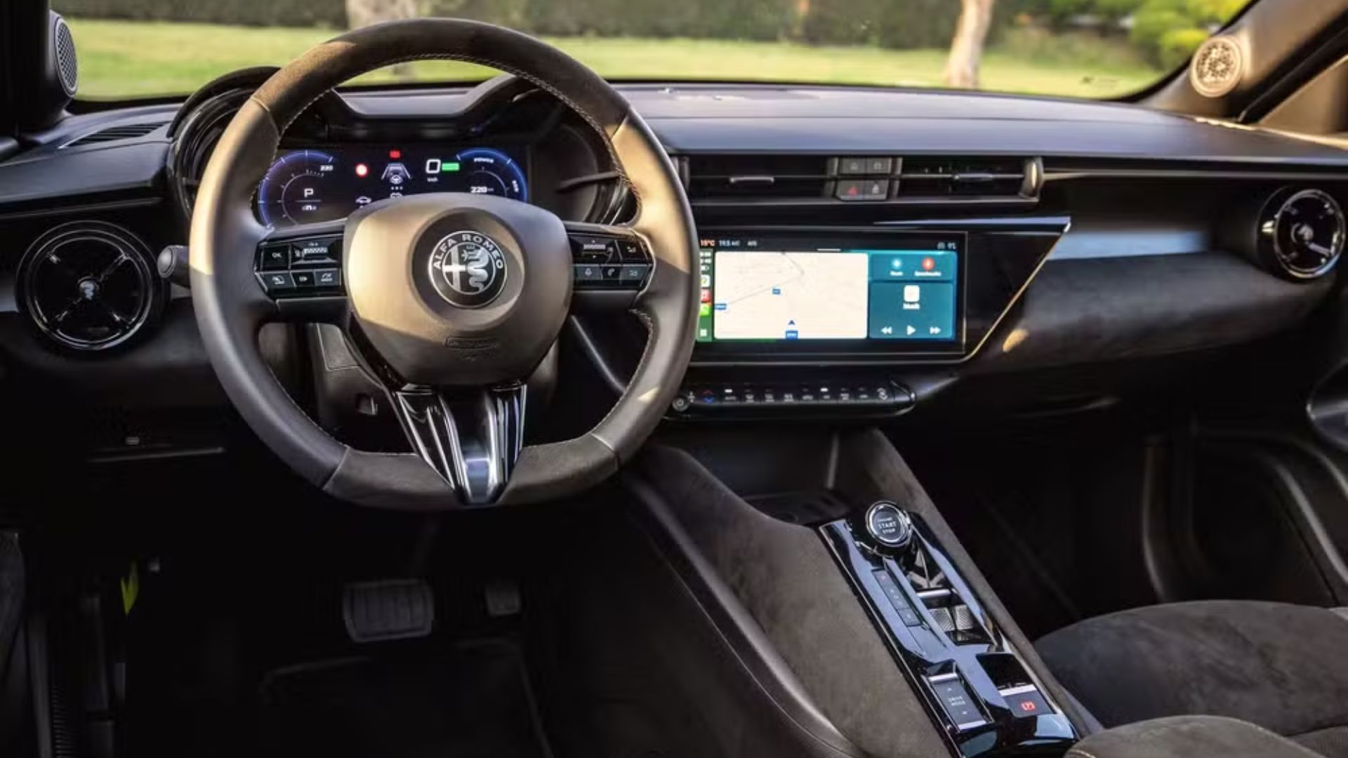 Alfa Romeo registra o SUV Junior no Brasil após 20 anos, com motor híbrido 1.2 turbo e até 590 km de autonomia.