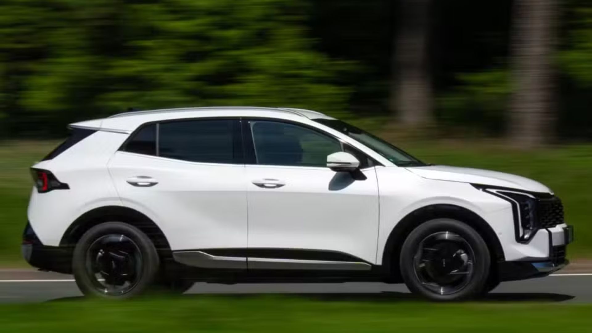 Kia Sportage 2026 estreia no Brasil com facelift, interior renovado, câmbio de 8 marchas e sistema híbrido leve 48V.