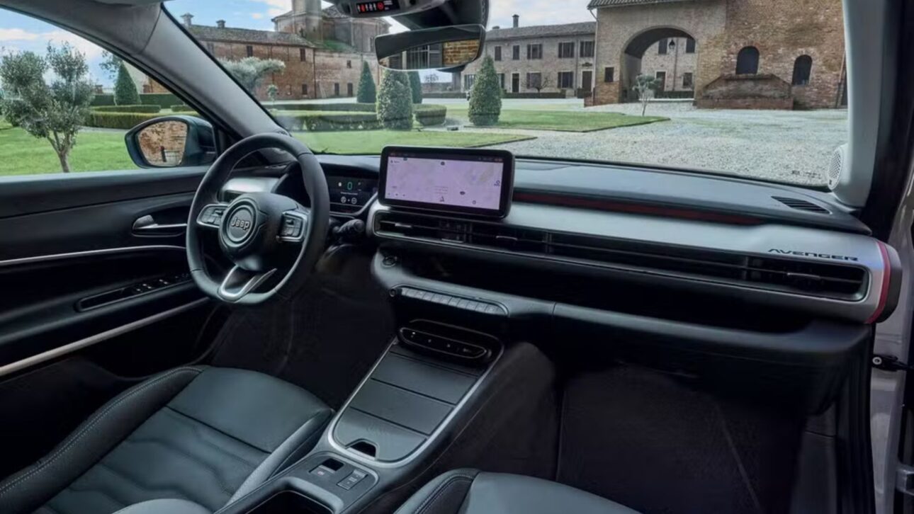 Jeep Avenger Se Producirá En Porto Real (RJ) A Partir De 2026 Con Motor 1.0 Turbo, Versión Híbrida Y Posible Tracción 4x4.