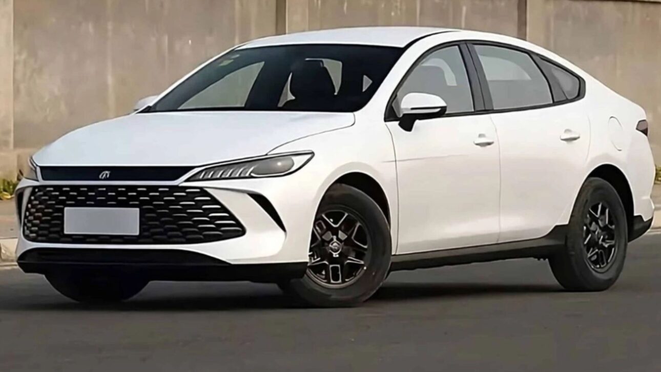 BYD Qin Plus llega al Brasil registrado no INPI, sedán híbrido con hasta 2.100 km de autonomía y motor eléctrico de 217 cv.