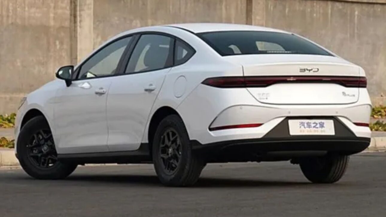 BYD Qin Plus llega al Brasil registrado no INPI, sedán híbrido con hasta 2.100 km de autonomía y motor elétrico de 217 cv.